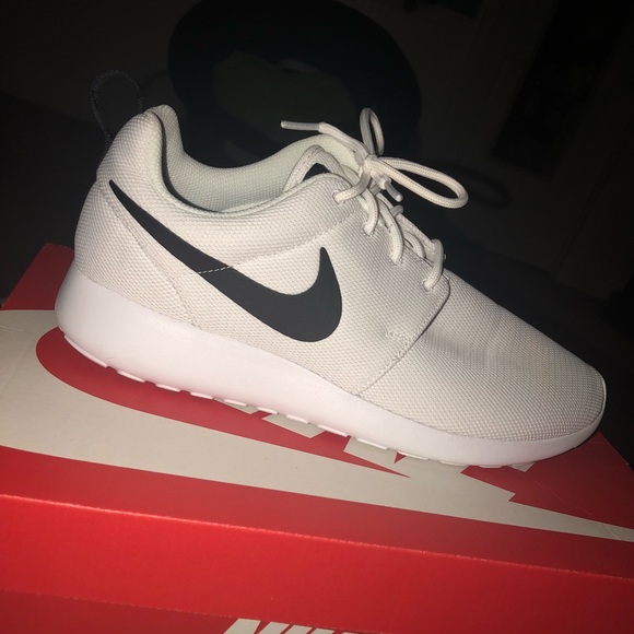 Nike Shoes - Women’s Nike Roshes size 11